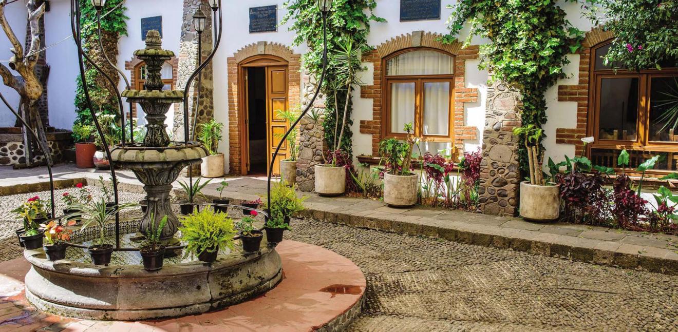 Plaza Hidalgo en Villa del Carbón con la parroquia de cantera al fondo
