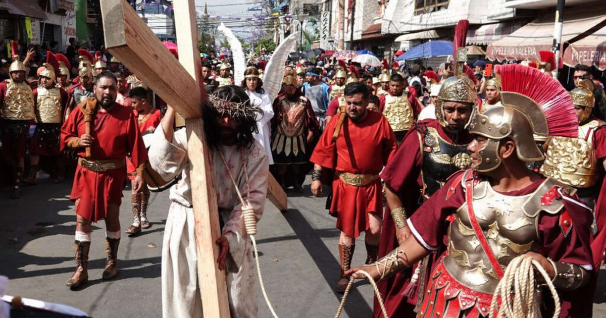 Visitantes frente a la parroquia de Villa del Carbón en temporada de Semana Santa