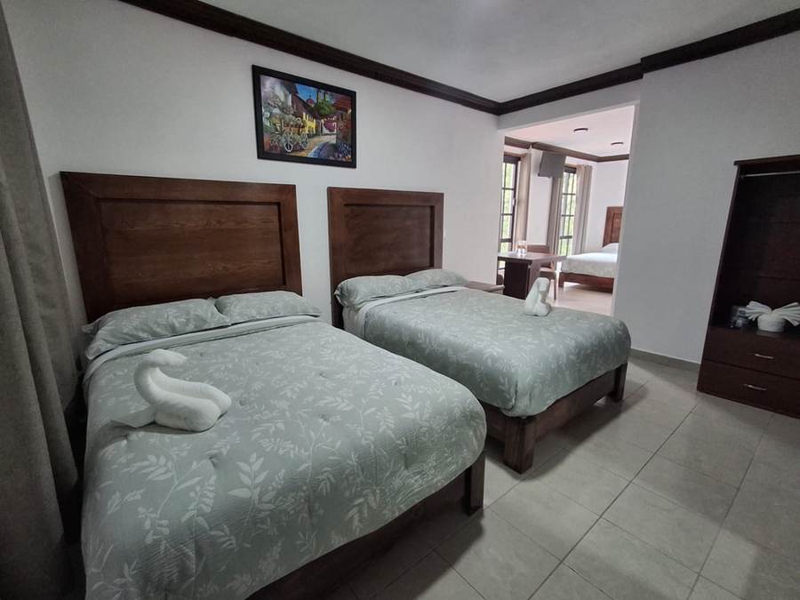 Habitación Master Family Suite del Hotel Mayis con dos camas matrimoniales y una queen